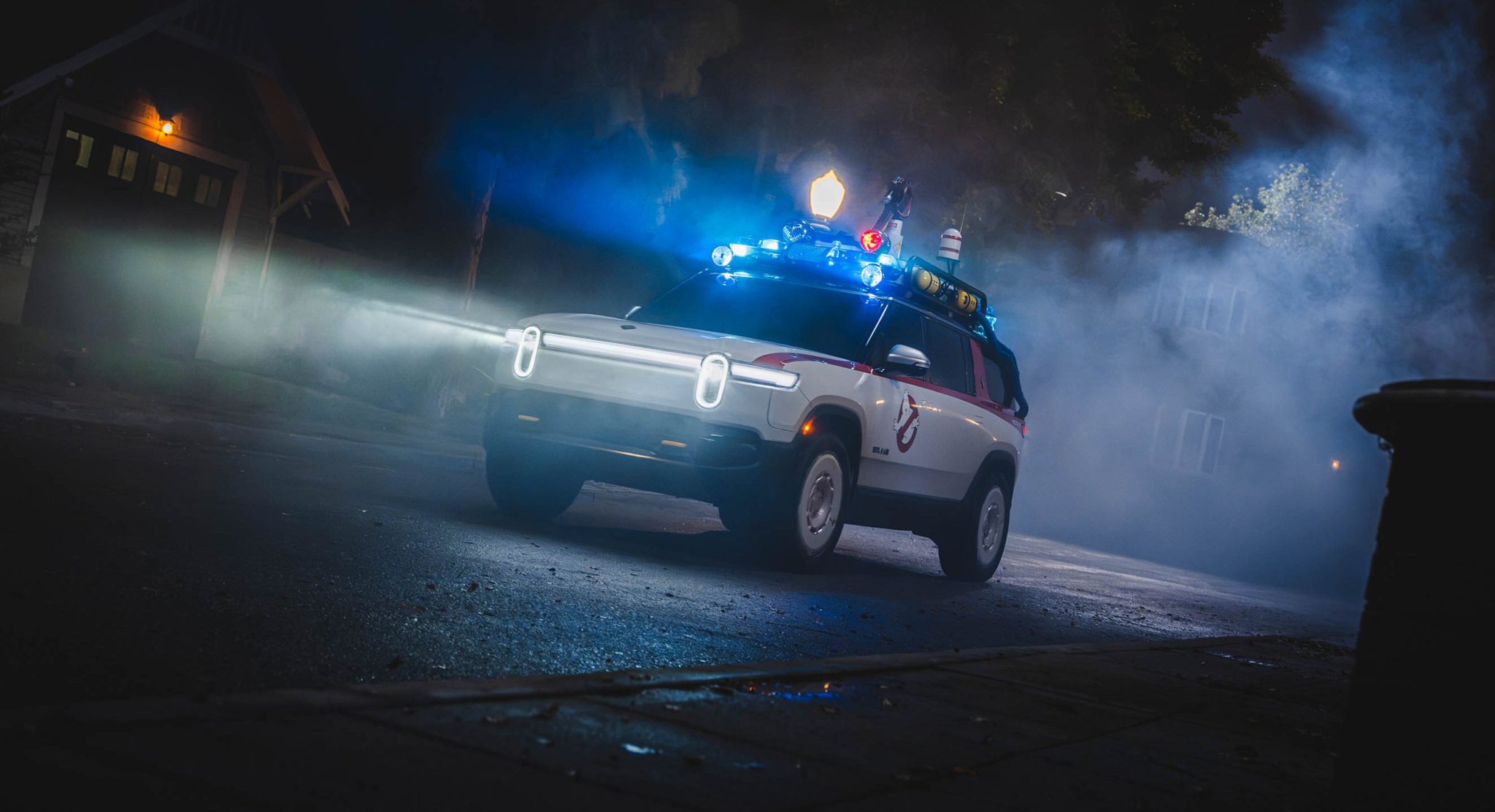 Rivian превратил R1S в Ecto‑1 из «Охотников за привидениями» со сиренами и радарами