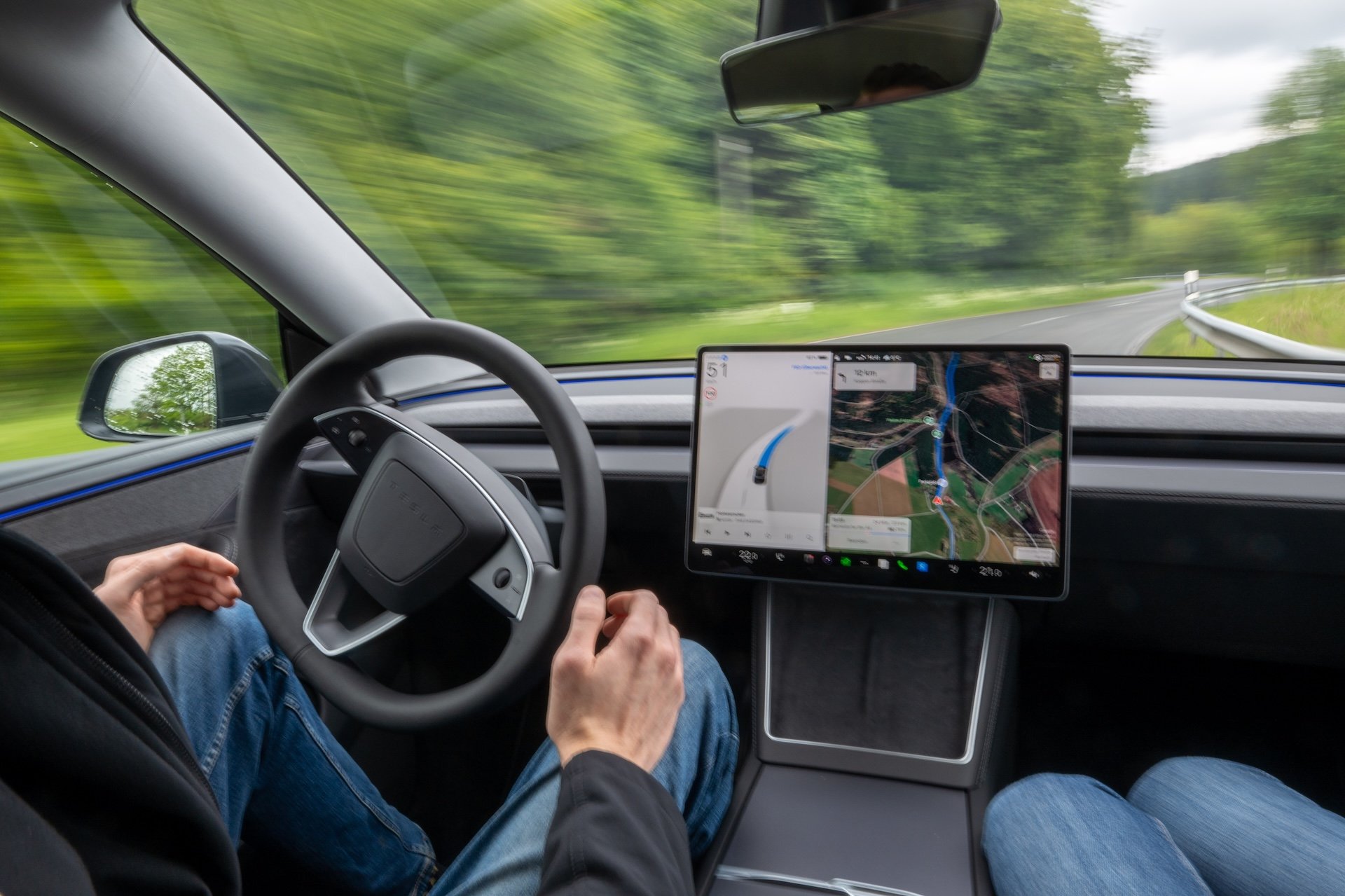 Тесла вынуждена переименовать Full Self‑Driving в «ассистированное вождение» в Европе